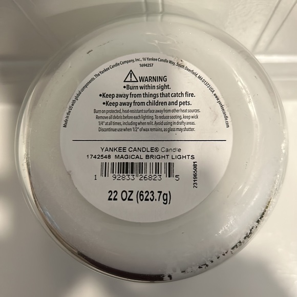 Yankee Candle ‘Magical Bright Lights’ candle 🕯️ - Picture 3 of 3